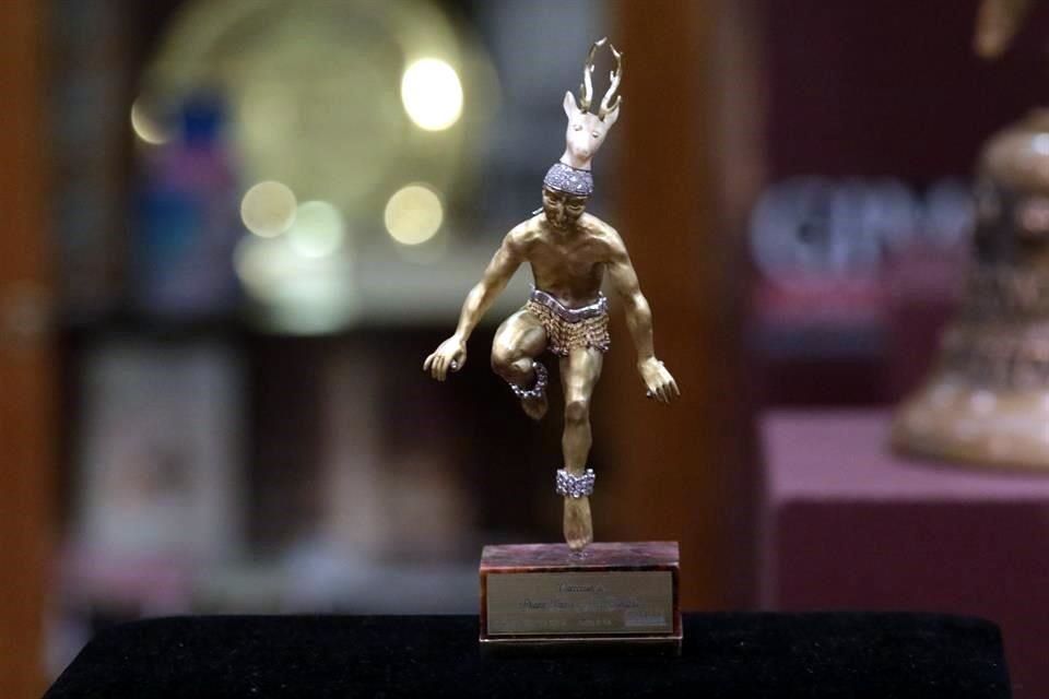 El objeto más costoso de la subasta es una escultura de la 'Danza de Pascola', fabricada con oro de 18 kilates.