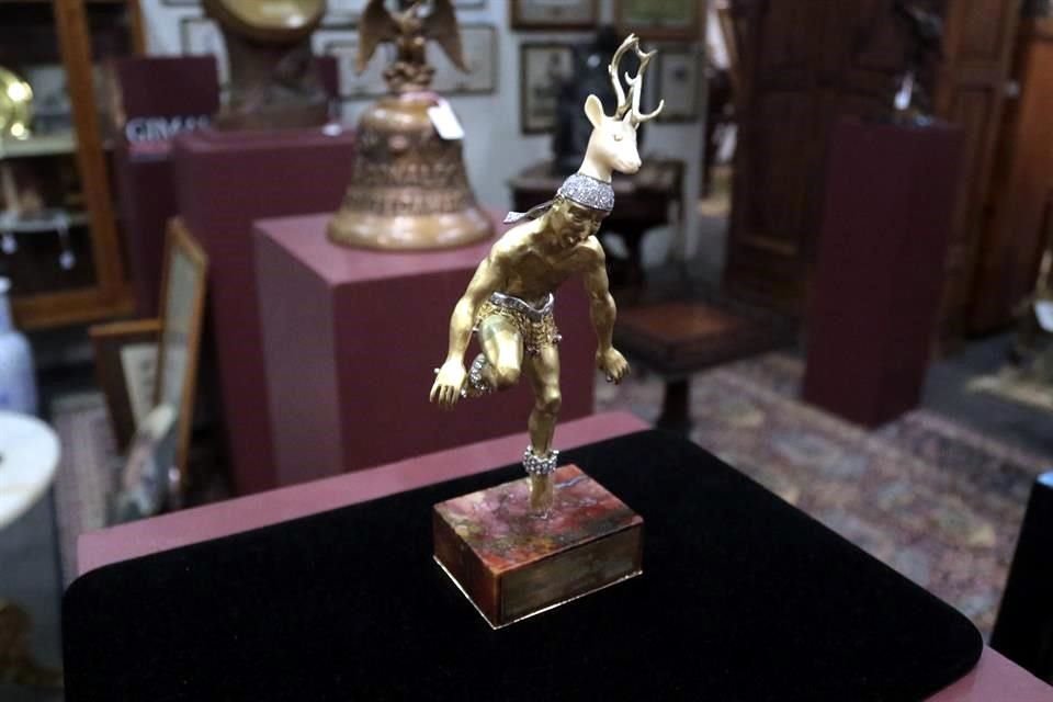 La figura presenta a un danzante diseñado con cabeza de venado tallada en marfil y decorada con 153 diamantes, y se estimó entre 250 mil y 350 mil pesos.