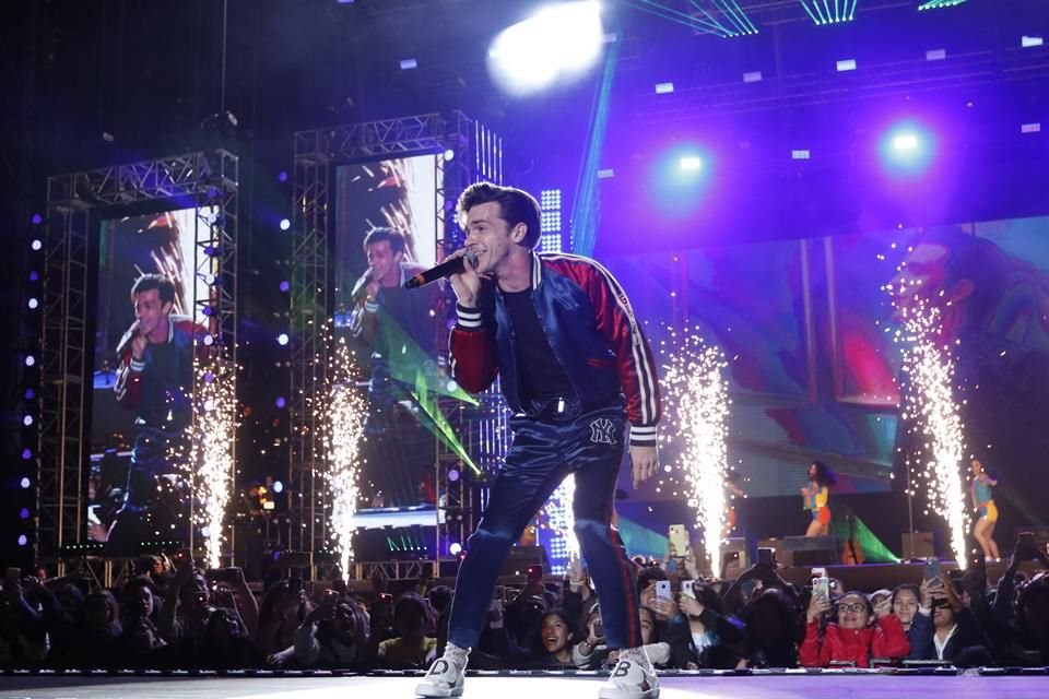 Drake Bell cantó sus sencillos en español 'Fuego Lento' y 'No Perdamos Más Tiempo'.