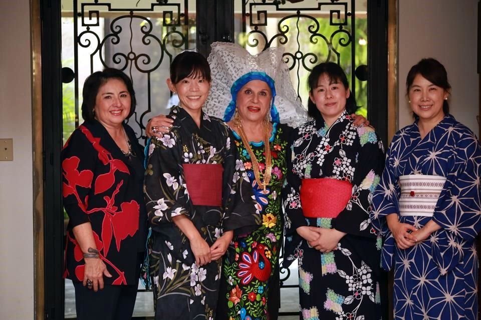Cristina Diaz de Buhl, Katsuko Kai, Mary Carmen Bretzfelder, Sahoko Sayama y Maiko Matsumo