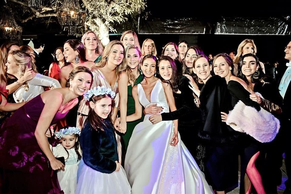 La novia con un grupo de amigas.