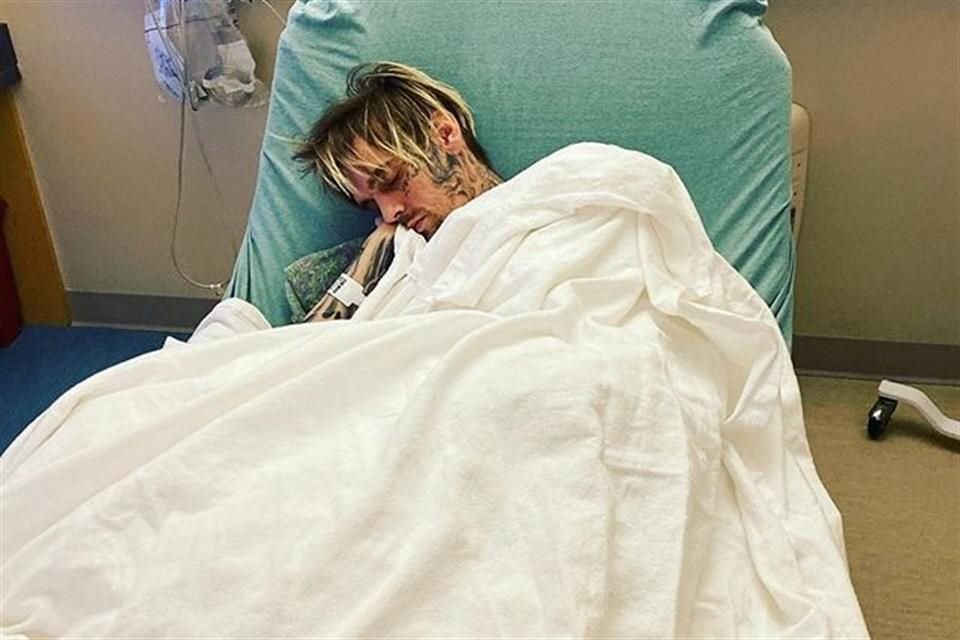 La mamá de Aaron Carter, Jane, lo llevó al hospital al preocuparse por verlo más delgado.