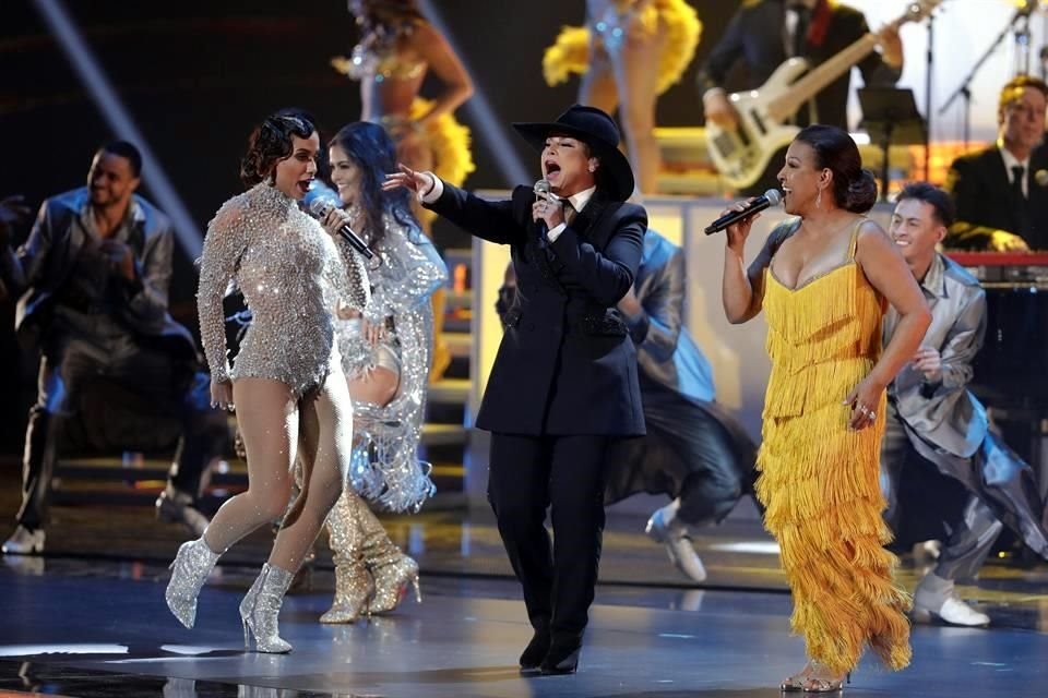 Anitta, Olga Tañon y Milly Quezada interpretaron 'La Vida es Un Carnaval', de Celia Cruz.