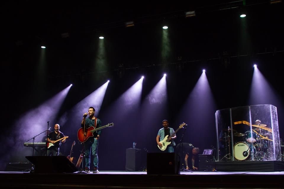 El cantante ensayó previo a su concierto en el Teatro Metropólitan.