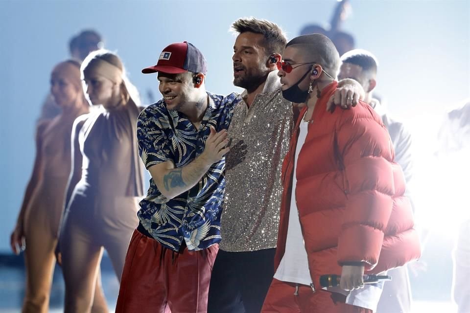 Residente, Ricky Martin y Bad Bunny crearon un momento de fiesta al entonar juntos su tema 'Cántalo'.