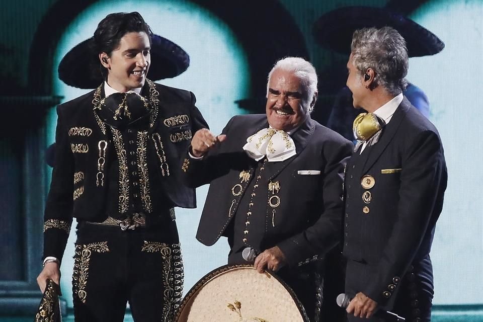 Alex, Vicente y Alejandro Fernández fueron aclamados por el público en su primera presentación juntos en un escenario.