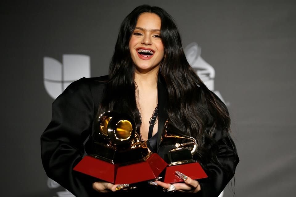 Rosalía se llevó cuatro de los cinco premios a los que estaba nominada, que incluyen Álbum del Año y Mejor Canción Urbana, así como un premio a su álbum 'El Mal Querer'.