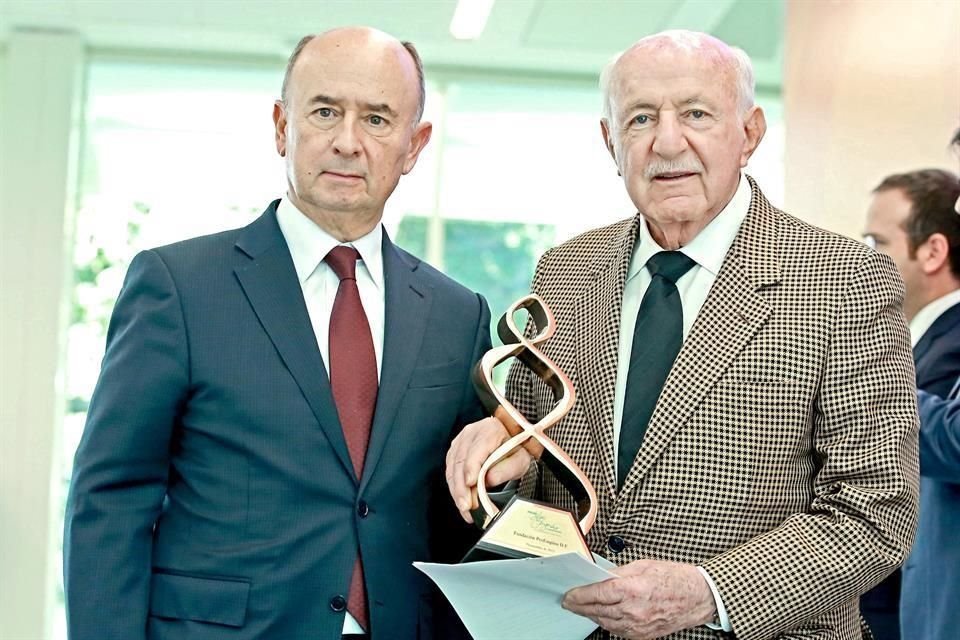 Javier Pérez Olagaray (izq.) y Alfredo Achar Tussie, director y presidente de la Fundación ProEmpleo, respectivamente.