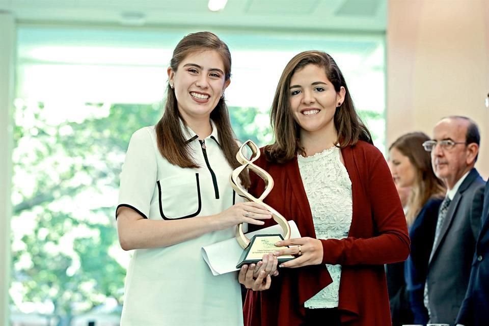 Cassandra Vargas (izq.) y Daniela Cebreros, del Consejo  Estudiantil de Filantropía del Tec, Campus Querétaro. 