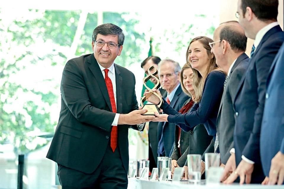 Carlos Artemio Coello, ganador de la Categoría Científico y Tecnológico al Sentido Humano del Premio Luis Elizondo 2019.