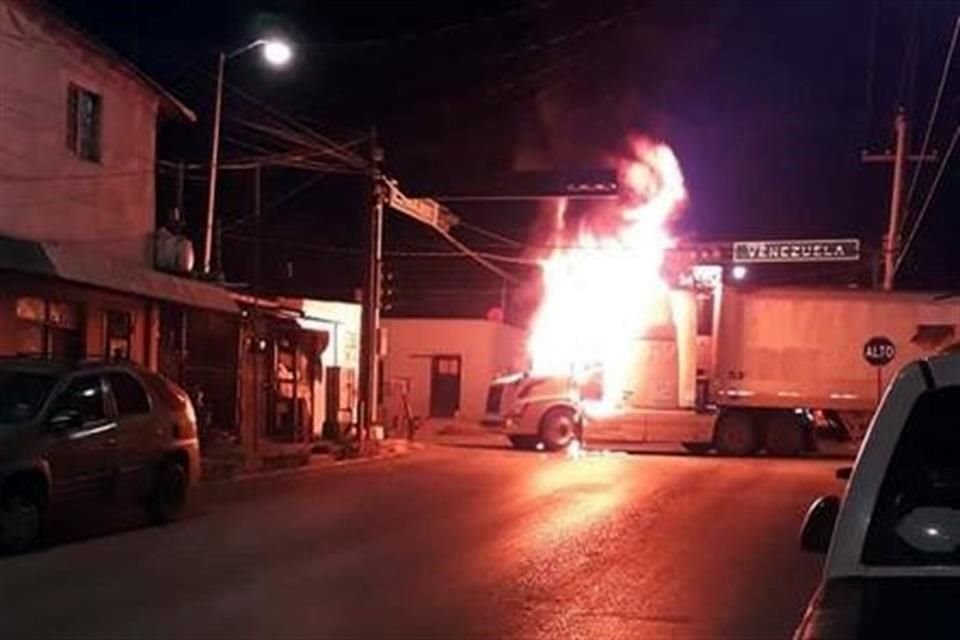 Reportan enfrentamientos entre grupos armados y militares, bloqueos y quema de vehículos en Nuevo Laredo.