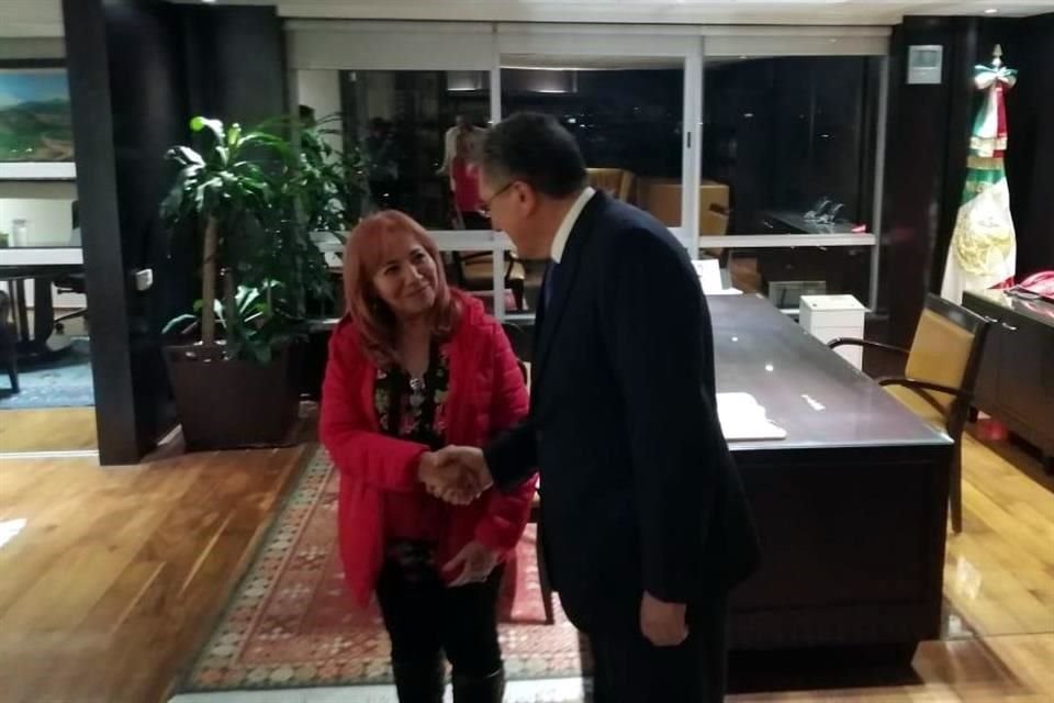 Rosario Piedra, nueva titular de la CNDH, y su antecesor Luis Raúl González Pérez dialogaron anoche.