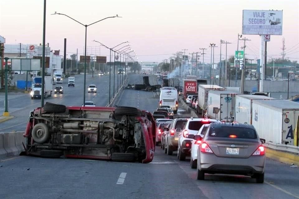 Esta mañana en distintos puntos de Nuevo Laredo permanecen los vehículos y camiones incendiados anoche por grupos delictivos.