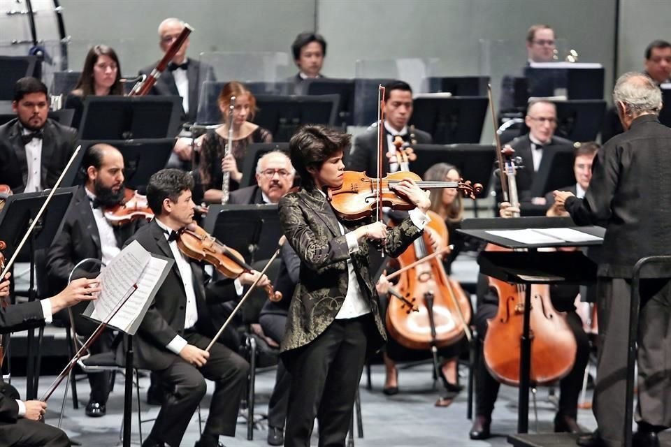La española Isabel Villanueva dio cátedra en la viola en su presentación como solista con la Sinfónica de la UANL.