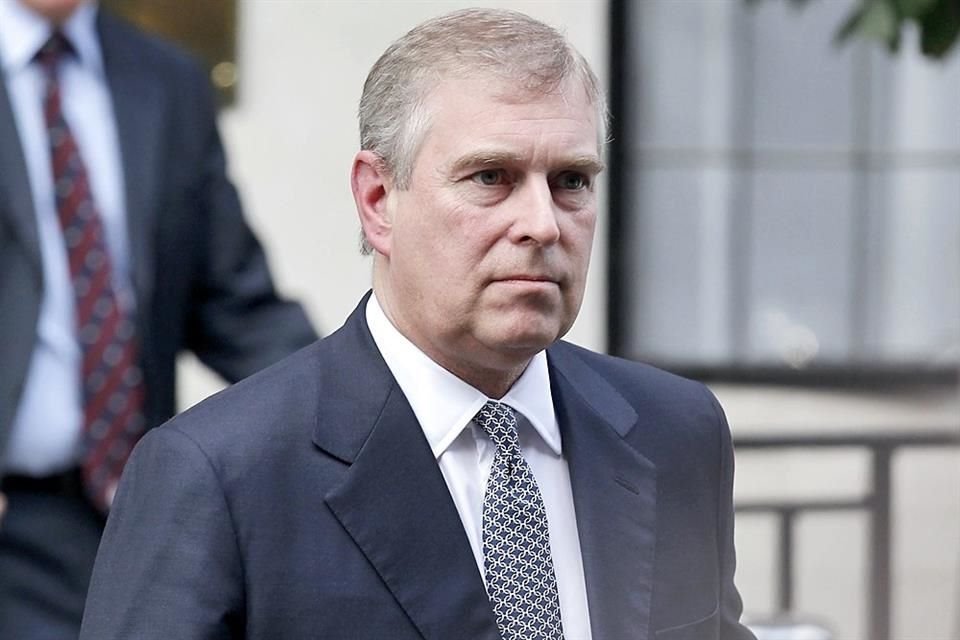 El Príncipe Andrés ha negado varias veces acusaciones por abuso sexual, aunque recientemente fue presionado tras la muerte del empresario Jeffrey Epstein, a quien frecuentaba.