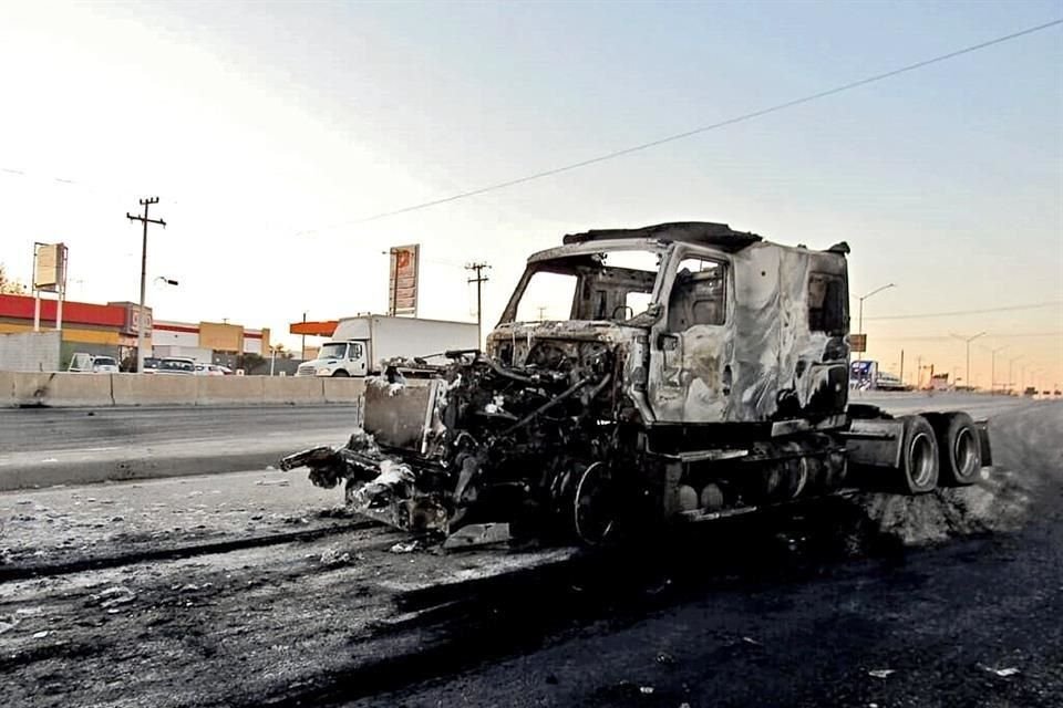 Vehículos incendiados quedaron en calles y avenidas de Nuevo Laredo.