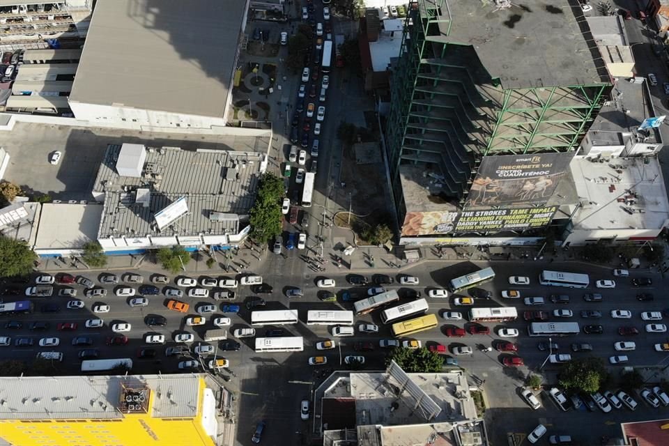 El tráfico de avenidas como Padre Mier y Cuauhtémoc, donde hay corredores comerciales, estuvo saturado.