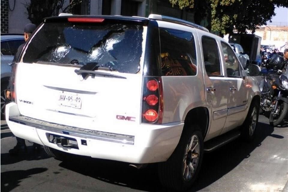 Un comando atac a balazos en Guadalajara al ex Fiscal General de Jalisco, quien slo fue herido en la mano; hay 4 personas lesionadas.