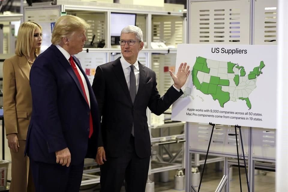 El Presidente Donald Trump y el CEO de Apple, Tim Cook, durante su visita al futuro campus de Apple en Texas.