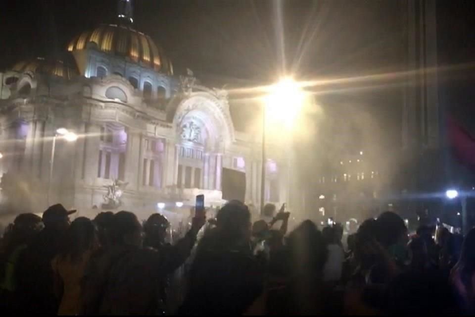 Frente al tapial que protege el Palacio de Bellas Artes, sobre Avenida Juárez, se registró una confrontación entre encapuchadas y policías.