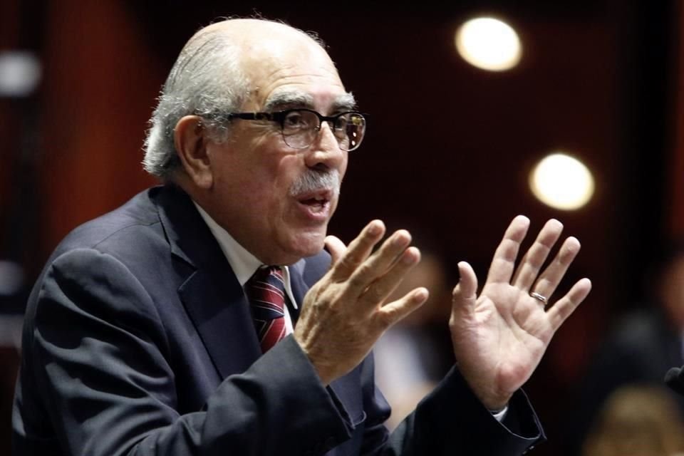 Como el tema del salario del Presidente afecta múltiples aspectos de la Ley de Remuneraciones, Gómez sugirió derogar la que está vigente.