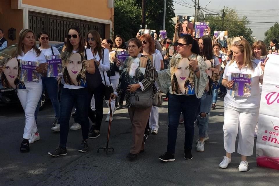 María del Socorro Sagaón (de bastón), mamá de Abril,  participó en la marcha.