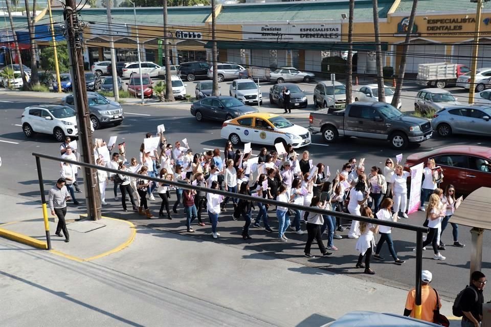 Mujeres en San Pedro realizaron esta mañana una protesta silenciosa por las omisiones de autoridades y el asesinato de Abril Pérez Sagaón.