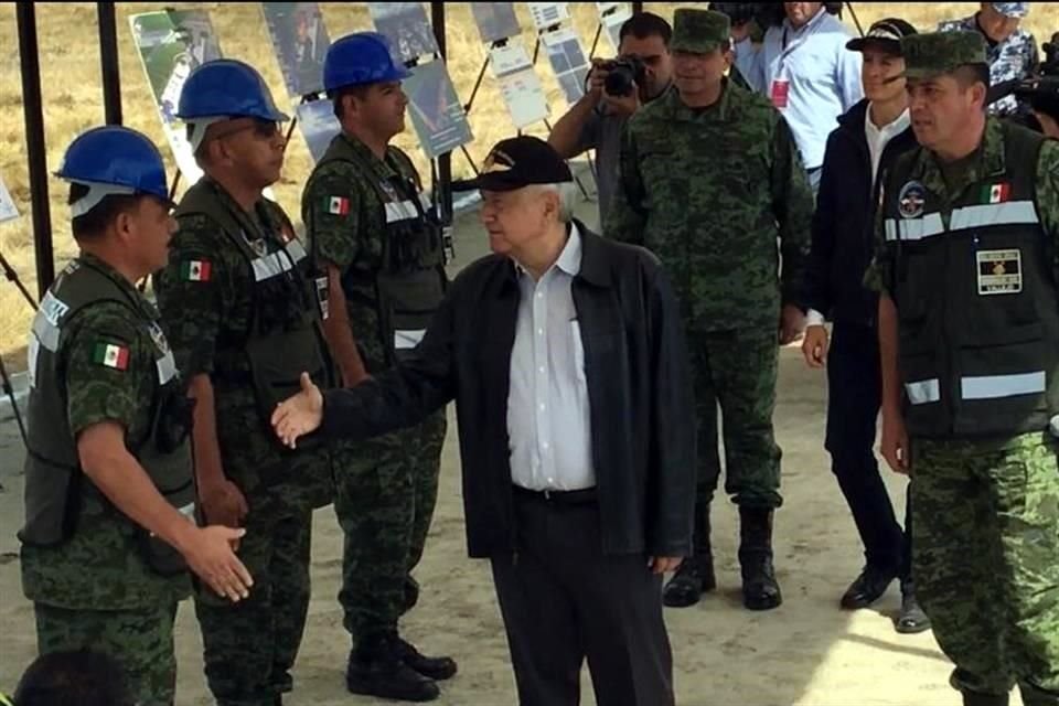 Es la primera vez que López Obrador visita la Base Aérea Militar de Santa Lucía una vez comenzadas las obras del nuevo Aeropuerto, el pasado 25 de octubre.