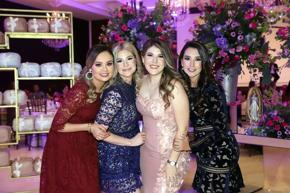 Anabel Guerra de Flores, Adriana Guerra, Karina Flores Rojas y Yadira Lozano de Flores