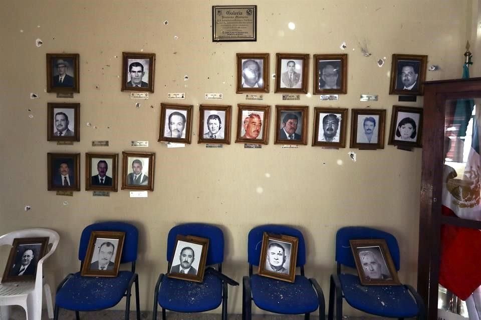 Retratos de ex alcaldes de Villa Unión cuelgan de la pared con orificios de bala, en la Presidencia Municipal.