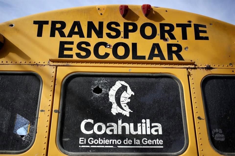 Un autobús de transporte escolar acribillado en Coahuila, muestra los signos de violencia por el enfrentamiento entre efectivos y sicarios.