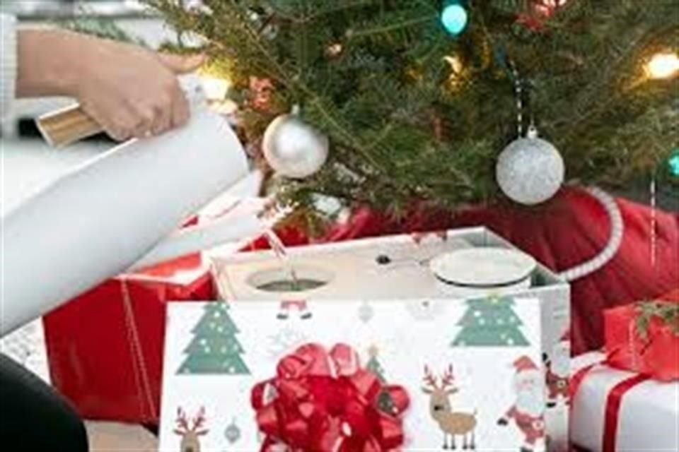 El HoHoHoH2o EZ Christmas Tree Watering Device es una regadera en forma de regalo que identifica cuando al árbol le falta agua y lo hidrata.<br>Cuesta 90 dólares en línea.