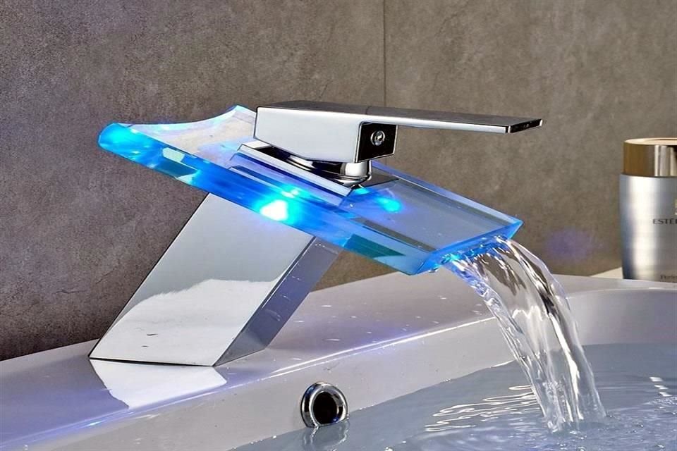 El LED Basin Faucet es un grifo para baño que ilumina el agua con distintas tonalidades al ser utilizado.<br>Cuesta 120 dólares en línea.<br><br>