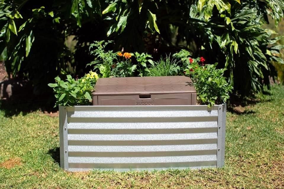 El Subpod In-Garden Compost System es una caja en la que metes los residuos de tu comida y la convierte en composta para tu jardín.<br>Lo encuentras en línea y cuesta 121 dólares.
