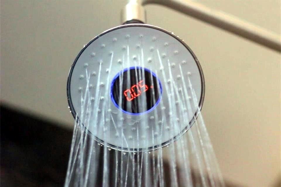 La regadera WaterHawk Smart Rain cuenta con una pantalla que indica la temperatura del agua que estás recibiendo en tu ducha.<br>La encuentras en línea por 50 dólares.<br>