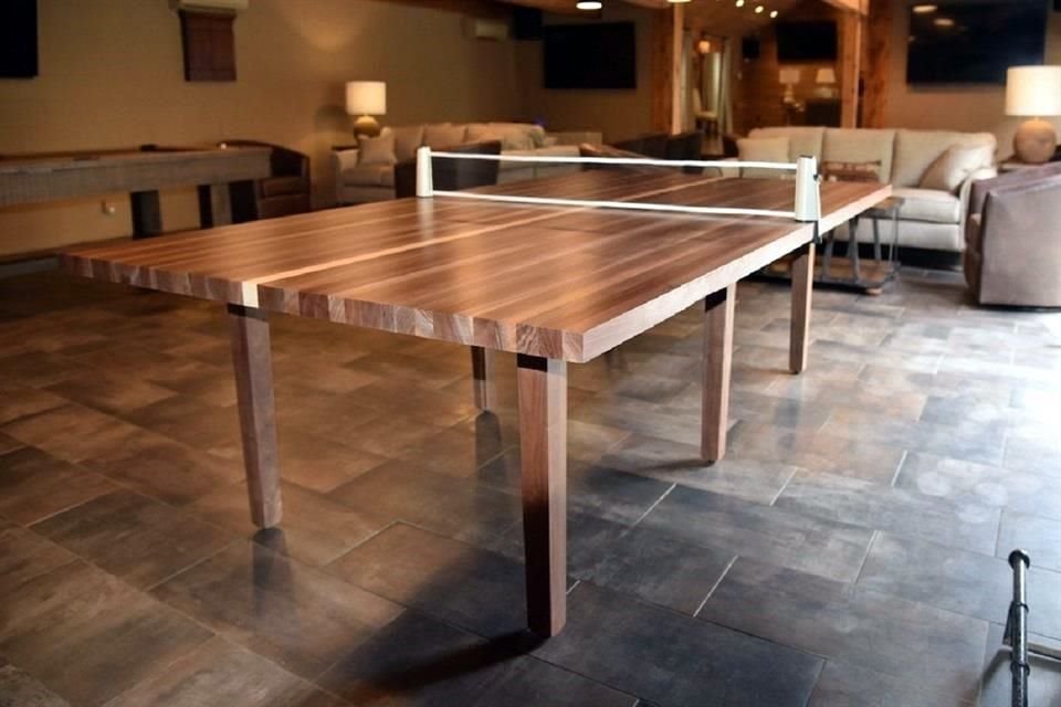 La Winston Ping Pong Dining Table además de funcionar como elemento de un comedor, tiene una instalación para convertirla en mesa de ping pong.<br>Cuesta 5,600 dólares en línea. <br>