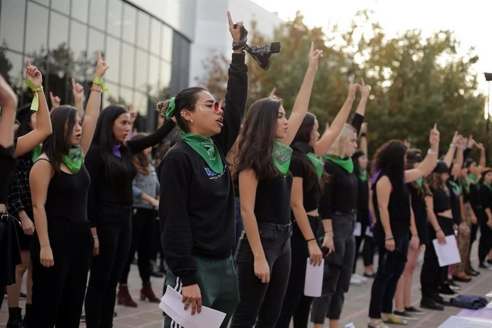 En el performance participaron profesoras, alumnas, madres y egresadas del Campus Monterrey.