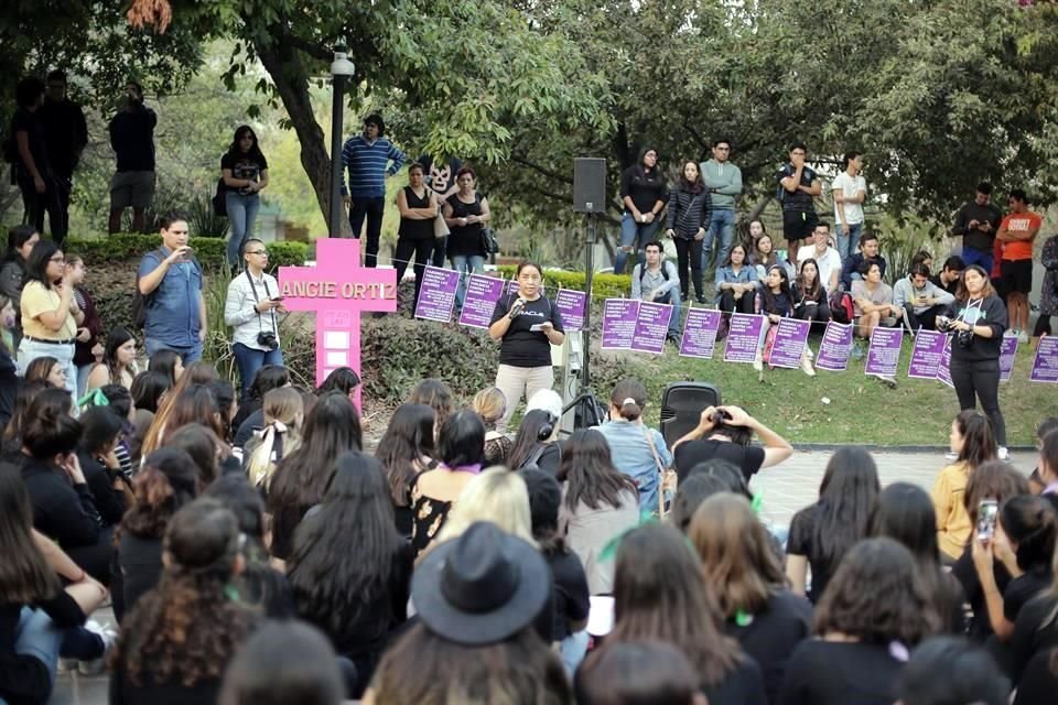 Las protestantes tomaron asiento en la explanada del Campus, donde honraron la memoria de Angélica Ortiz, estudiante víctima de feminicidio en el 2015.