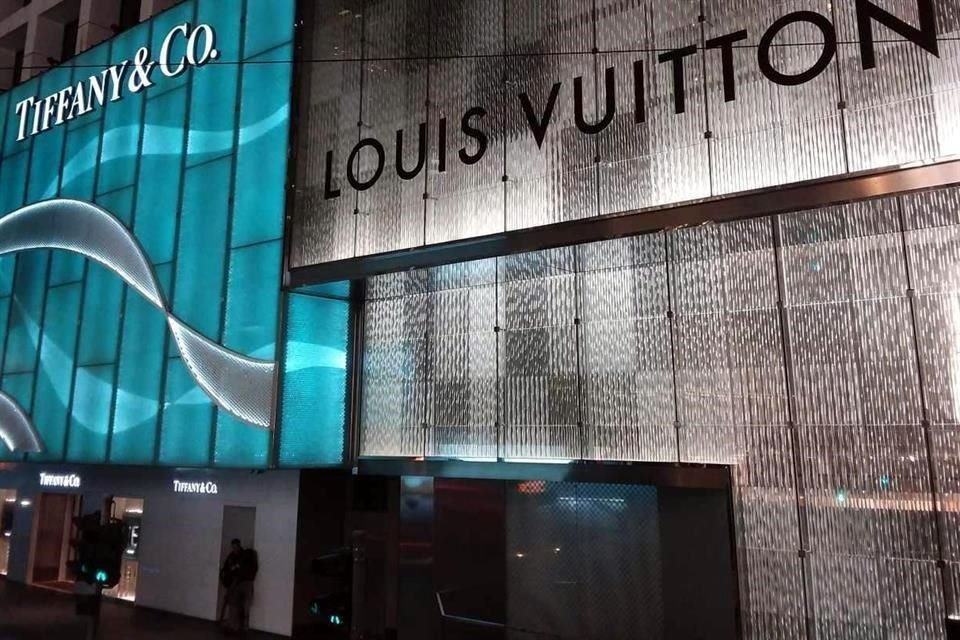 El grupo que controla a la marca de lujo Louis Vuitton compró la joyería Tiffany convirtiéndose en un importante acuerdo en la industria de las gemas.