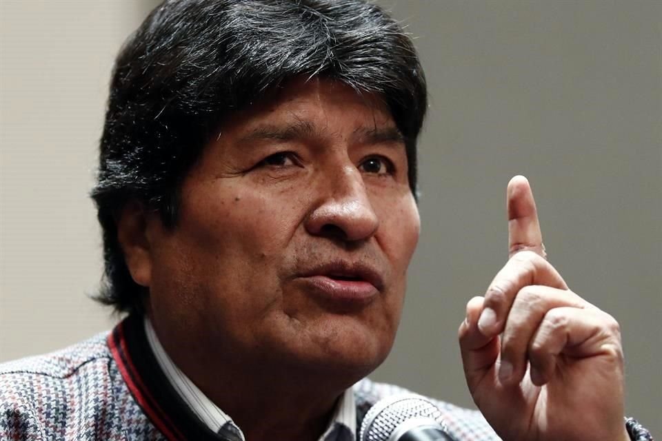 Evo Morales recibiría asilo político en Argentina.