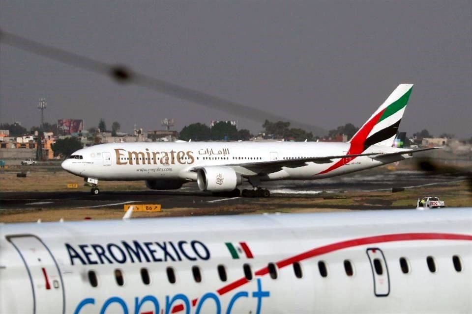 Alrededor de las 15:40 horas, el Boeing 777-200LR de la aerolínea llegó al País, proveniente de Dubái, con escala en el Aeropuerto de Barcelona.