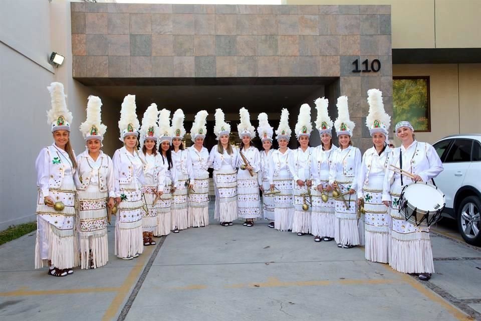 Grupo de matachines que ofrecieron su danza a la Virgen.