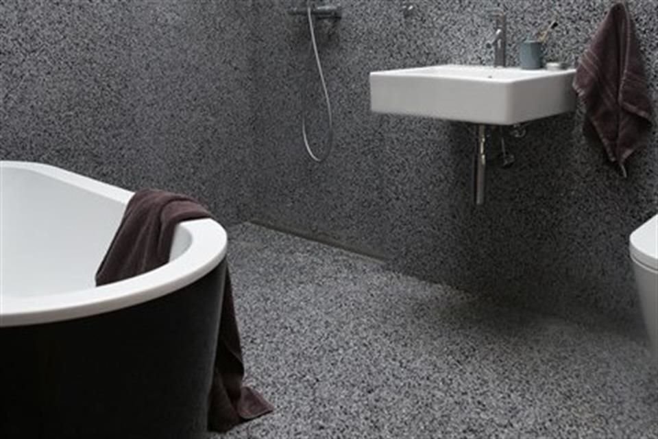 Los colores gris, negro y blanco enriquecen el diseño del baño.