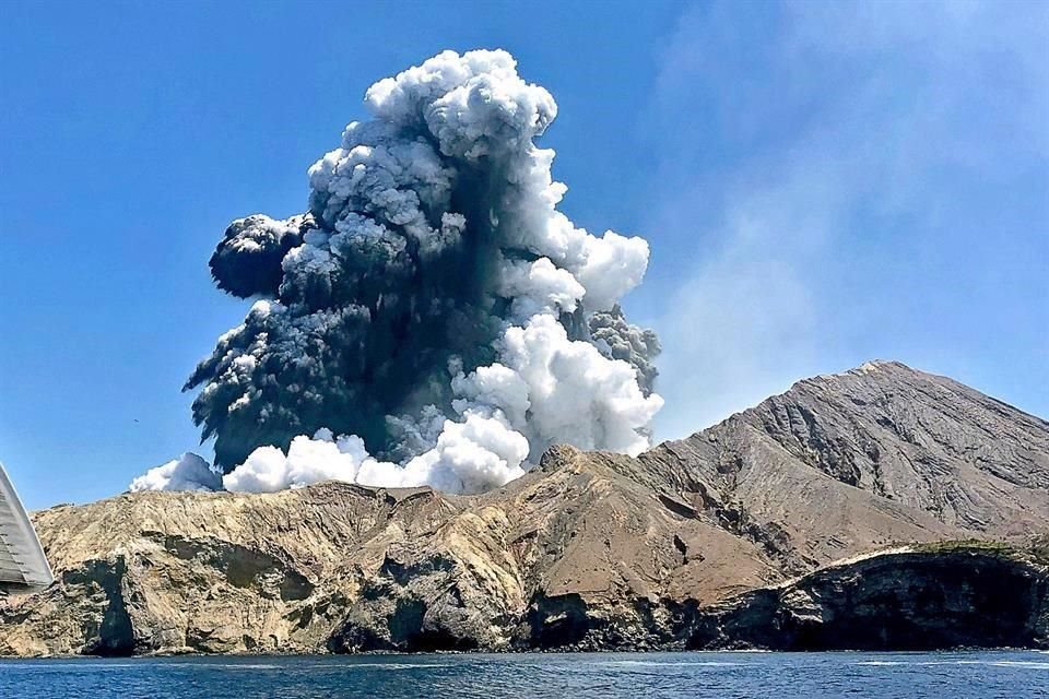 Al menos cinco personas fallecieron esta semana luego de que estallara un volcán en Nueva Zelanda en la Isla Blanca, que se encuentra en la Bahía de la Abundancia, al norte del país.