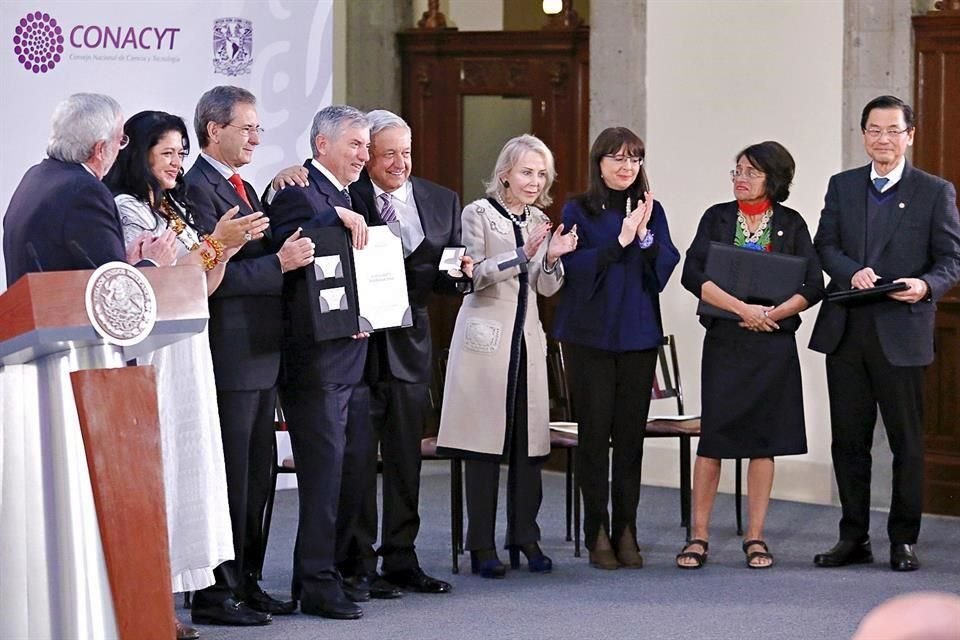 Hugo Alberto Barrera, docente de la Universidad Autónoma de Nuevo León recibió de manos del Presidente el Premio Nacional de Ciencias 2019 en la categoría de Tecnología, Innovación y Diseño.