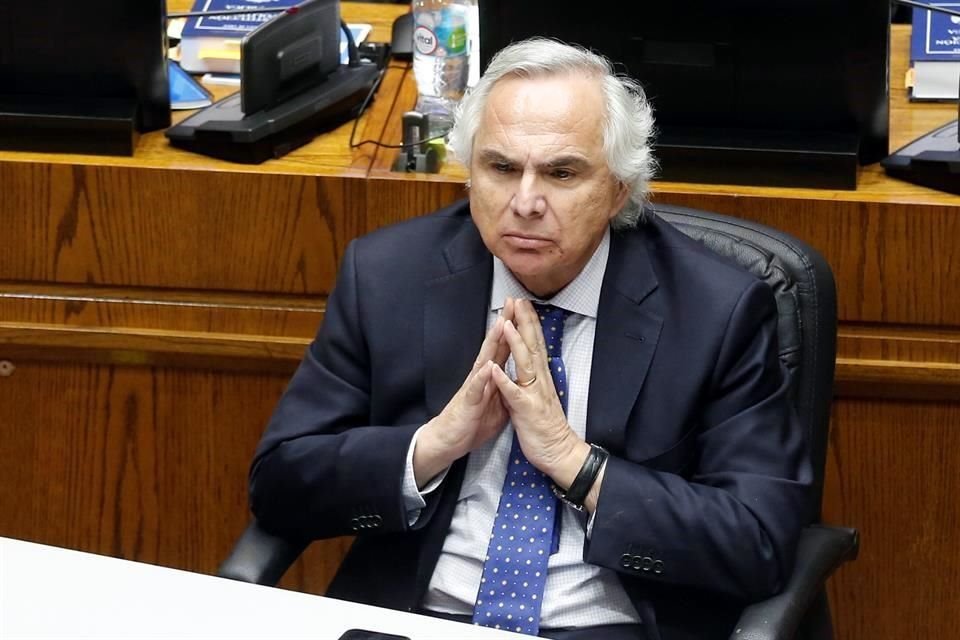 El ex Ministro del Interior del Gobierno de Piñera, Andrés Chadwick, no podrá ejercer cargos públicos durante cinco años, sean de elección popular o no, luego de la acusación aprobada en su contra.