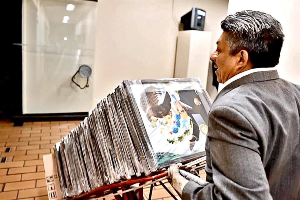 Aunque se prometió que en las oficinas de Gobierno no se instalarían fotografías del Presidente, Mario Delgado regaló a sus compañeros de bancada un kit con imágenes.