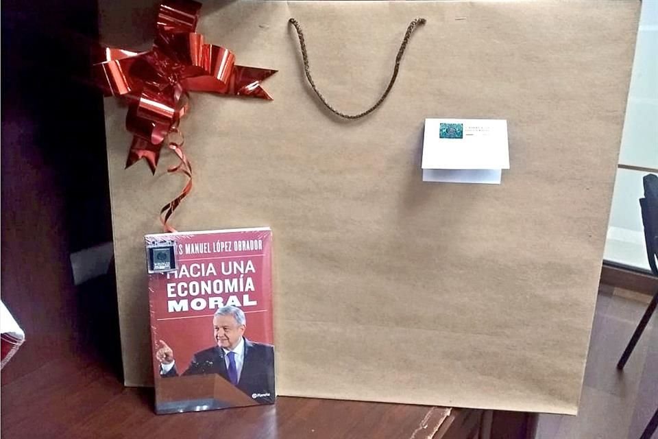 Además de la foto oficial del Presidente, el regalo entregado por Delgado a sus compañeros de bancada incluye el libro de López Obrador 'Hacia una Economía Moral'.