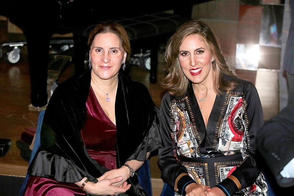 Diana Salinas de Coindreau y Maca Ramírez de Páez