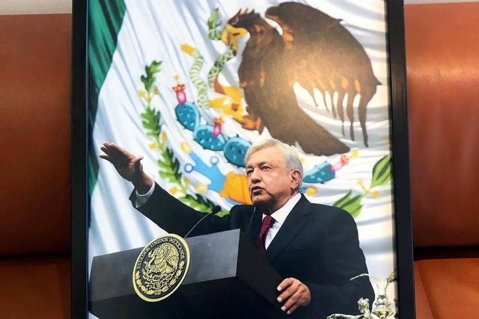 Mario Delgado obsequió una fotografía enmarcada de Andrés Manuel López Obrador cuando rendía protesta ante el Congreso General el 1 de diciembre de 2018.
